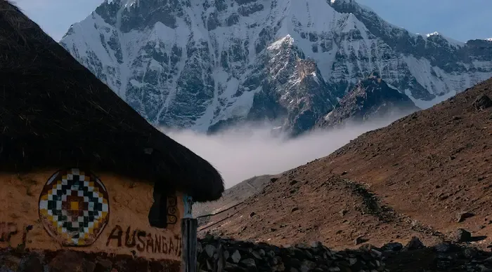 Laguna turquesa con el nevado Ausangate al fondo en la ruta de las 7 Lagunas, Cusco, Perú
