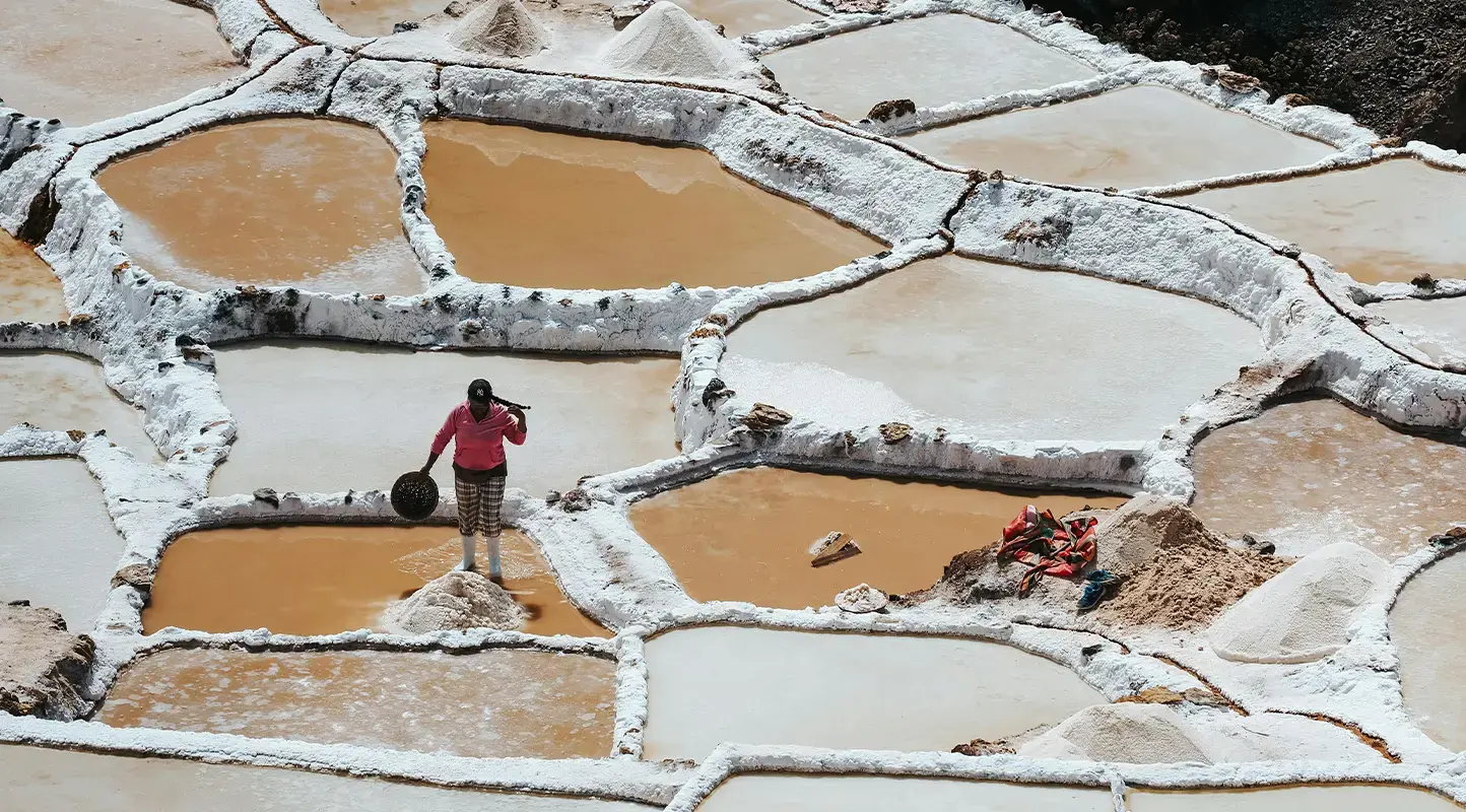 Turistas en cuatrimotos recorriendo el paisaje andino cerca de Moray y las Salineras de Maras en Cusco, Perú