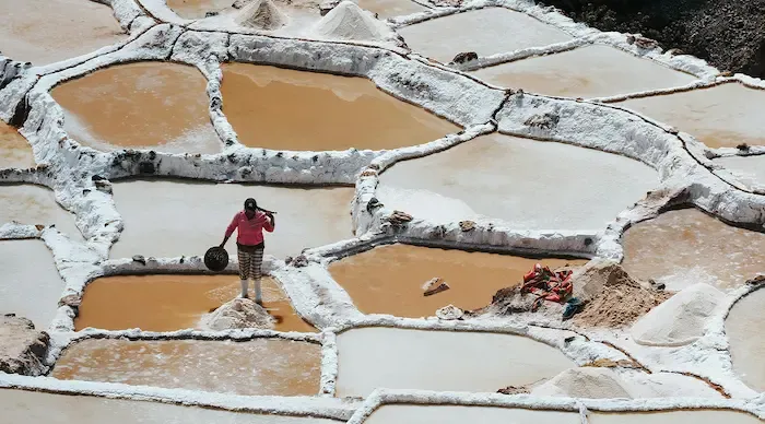 Turistas en cuatrimotos recorriendo el paisaje andino cerca de Moray y las Salineras de Maras en Cusco, Perú