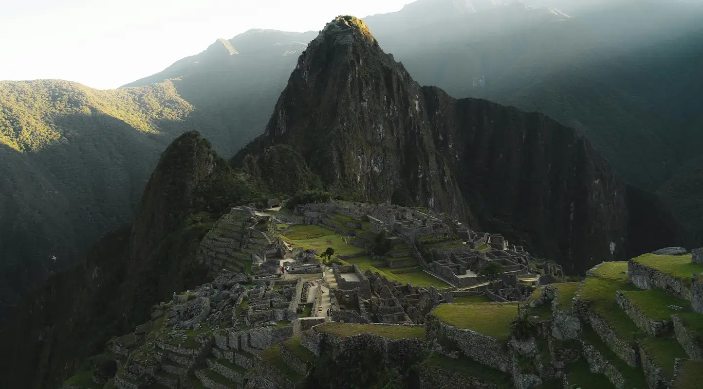 Vista panorámica de Machu Picchu con las montañas andinas al fondo en Cusco, Perú