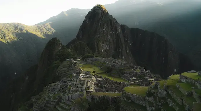 Vista panorámica de Machu Picchu con las montañas andinas al fondo en Cusco, Perú