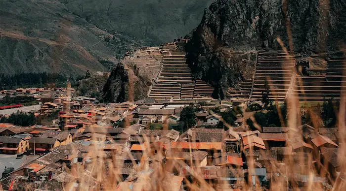 Vista panorámica del Valle Sagrado de los Incas con terrazas y montañas en Cusco, Perú