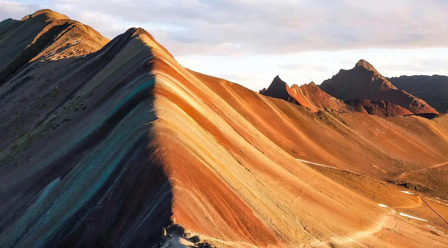 Vista panorámica de la Montaña de Colores Vinicunca con visitantes en la cima, Cusco, Perú